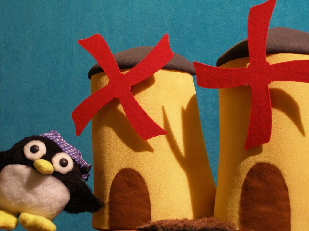 Marioneta de pingüino y molinos de viento