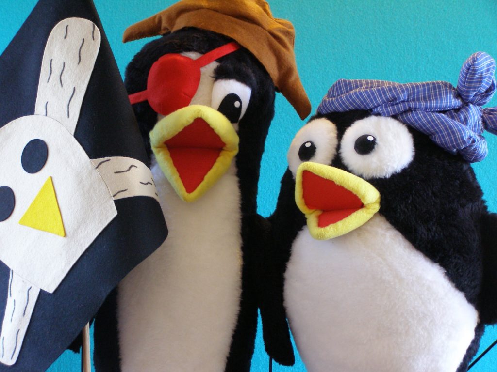 Títeres de pingüinos con bandera pirata