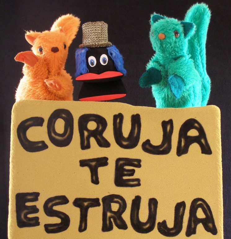 Tres marionetas con un cartel